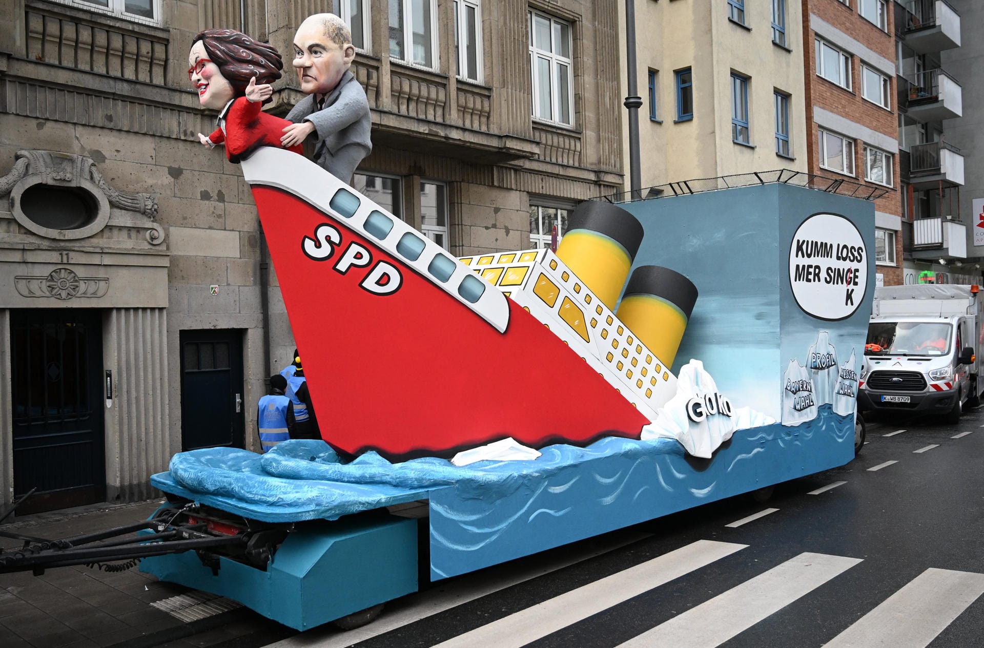 Erster Blick auf einen Motivwagen in Köln: SPD und Titanic scheinen gut zu passen.