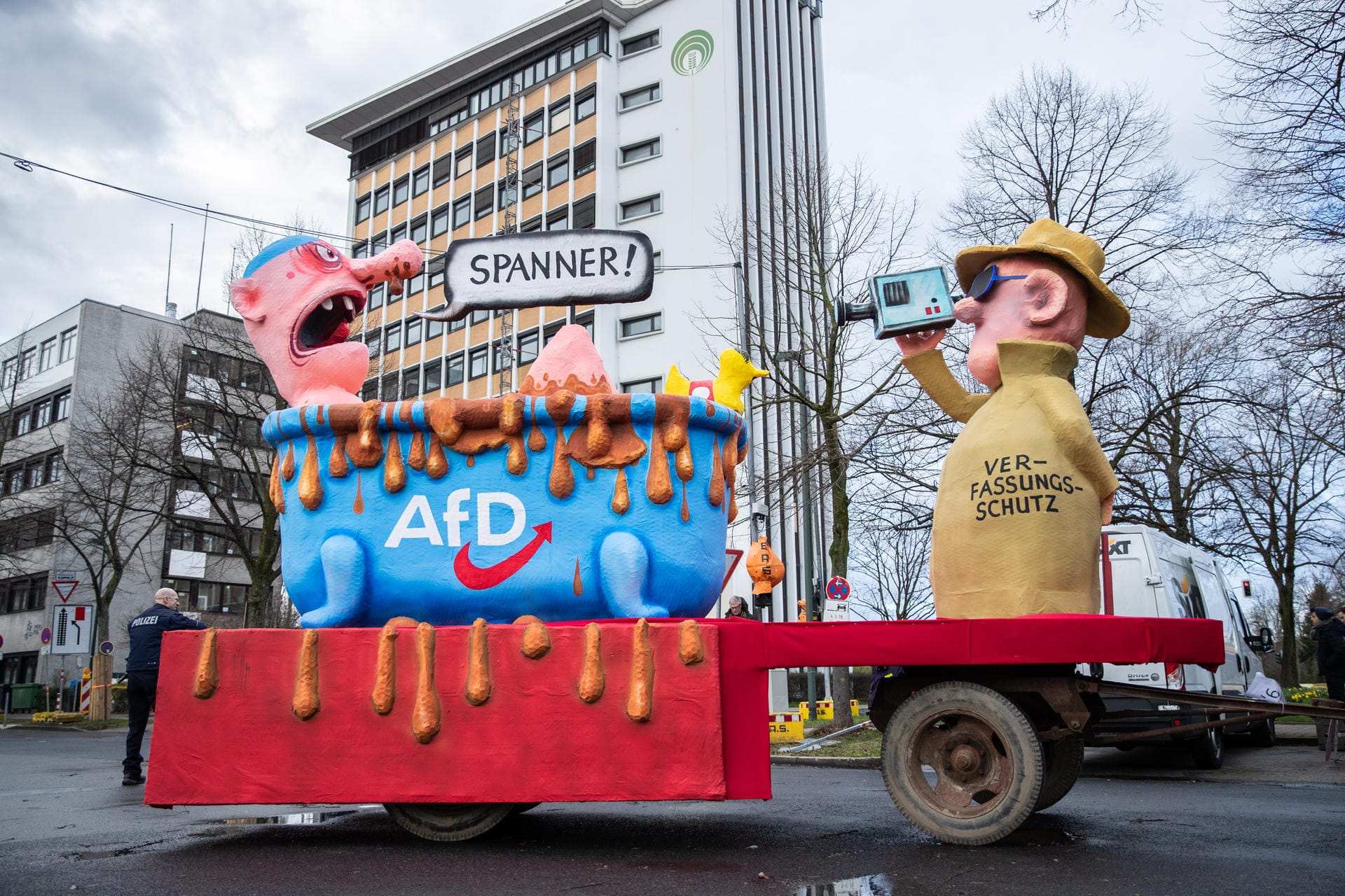 Auch in Düsseldorf machen sich die Motivwagen auf den Weg: Ziel des Spottes hier: die AfD.