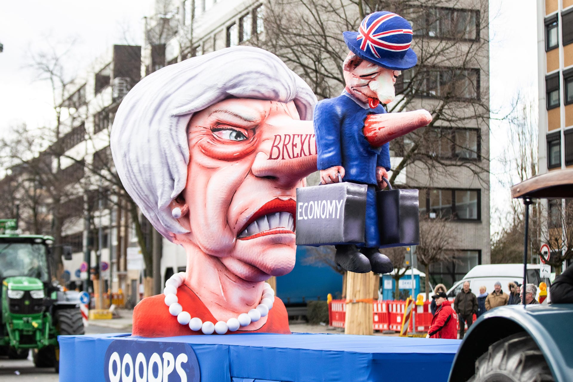 Der Brexit: Auch die britische Premierministerin Theresa May kommt in Düsseldorf nicht gut weg.