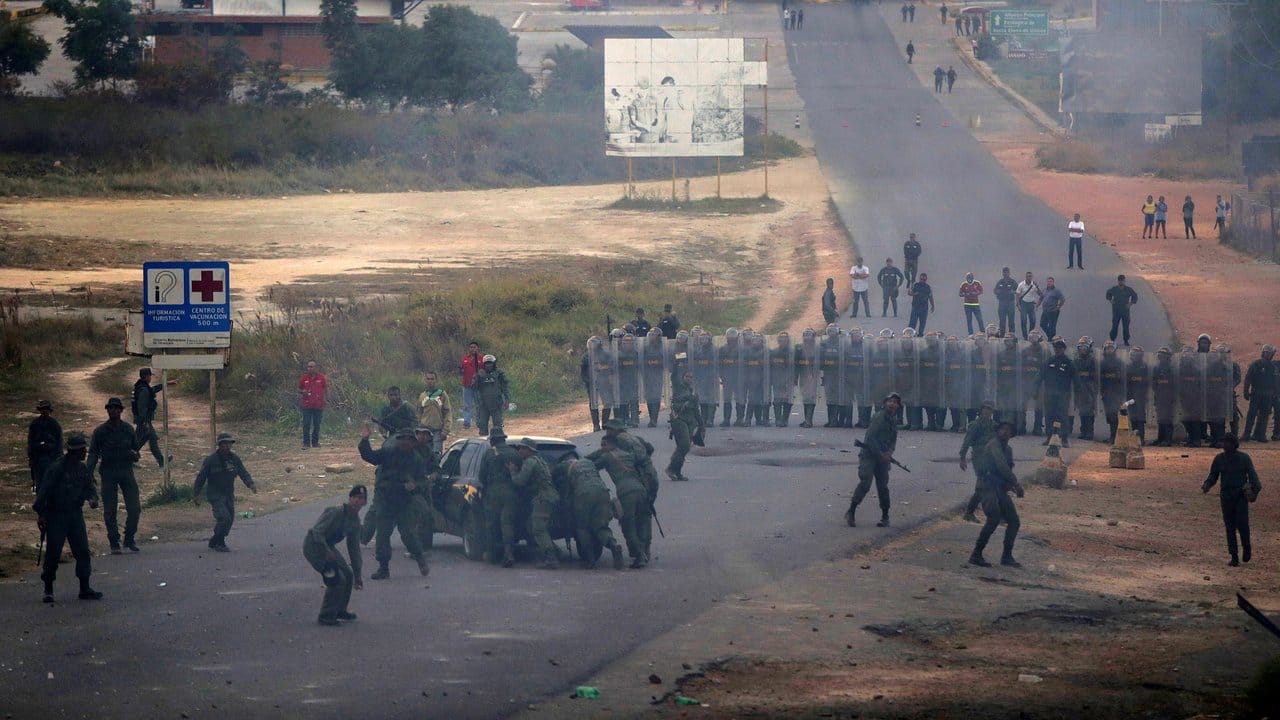 Venezuelas Soldaten blockieren einen Grenzübergang nach Brasilien.