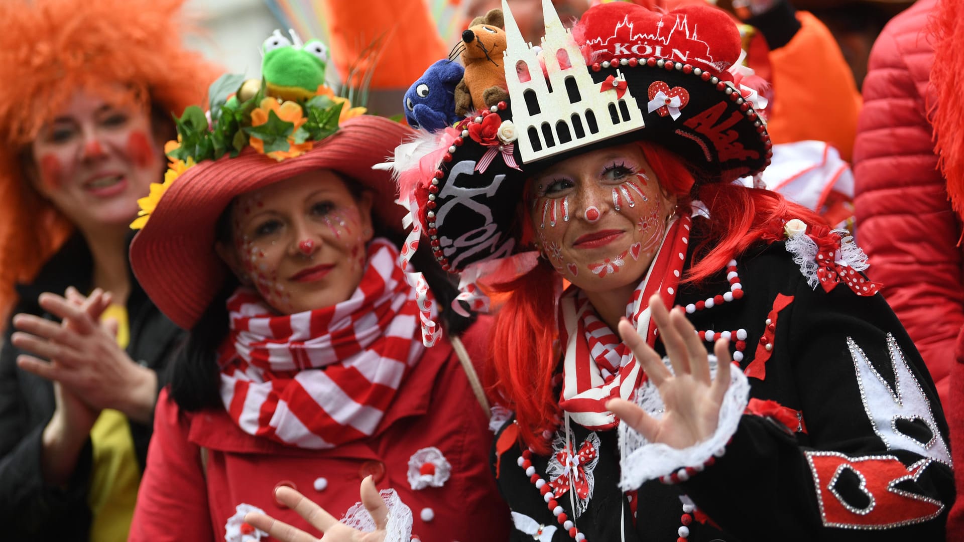 Eindeutig Kölnerinnen: Trotz Sturmwarnung ist die Stimmung in der Domstadt hervorragend.