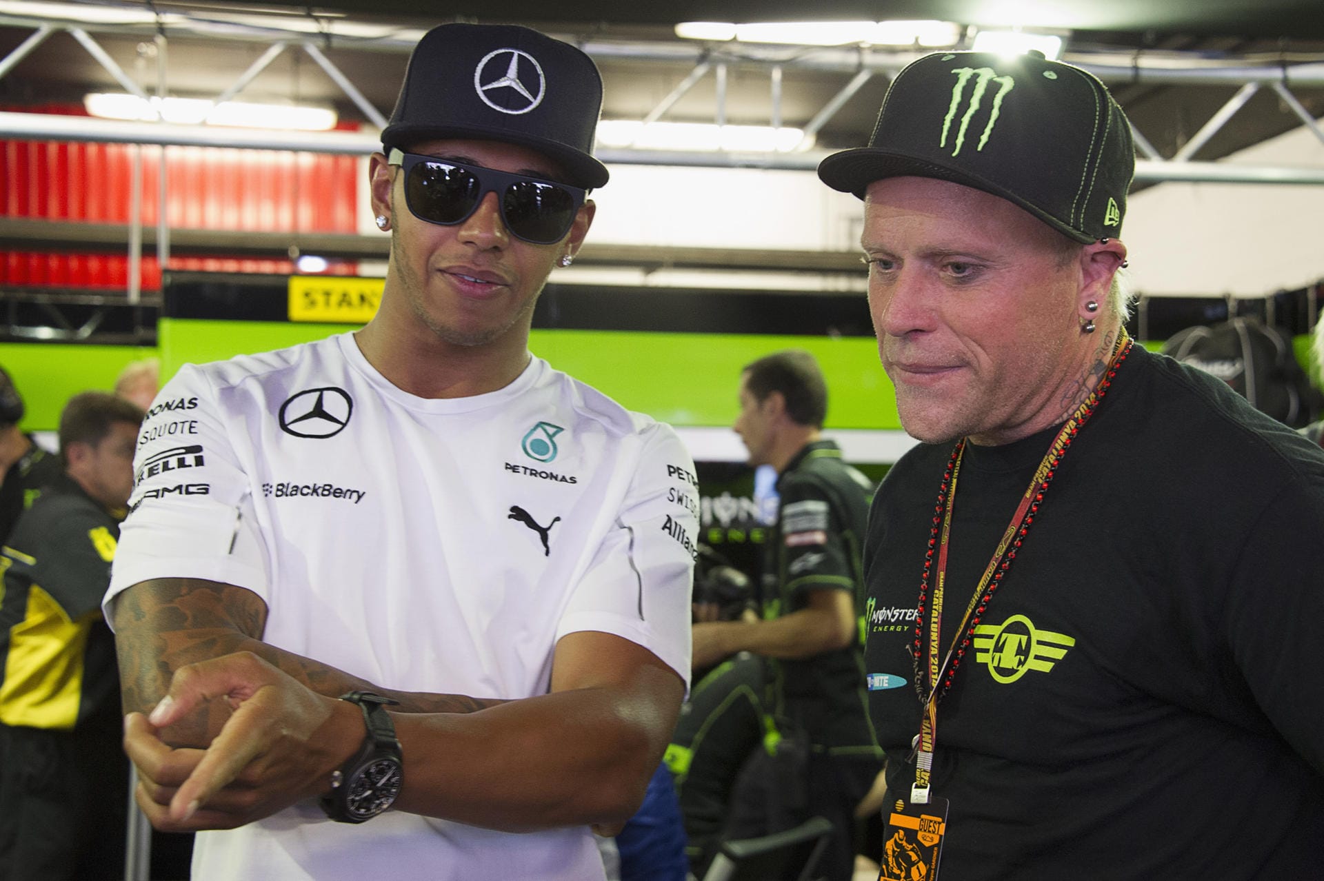 Er besuchte immer wieder gerne Auto- und Motorradrennen. Hier ließ er sich 2014 mit Lewis Hamilton in Spanien ablichten.