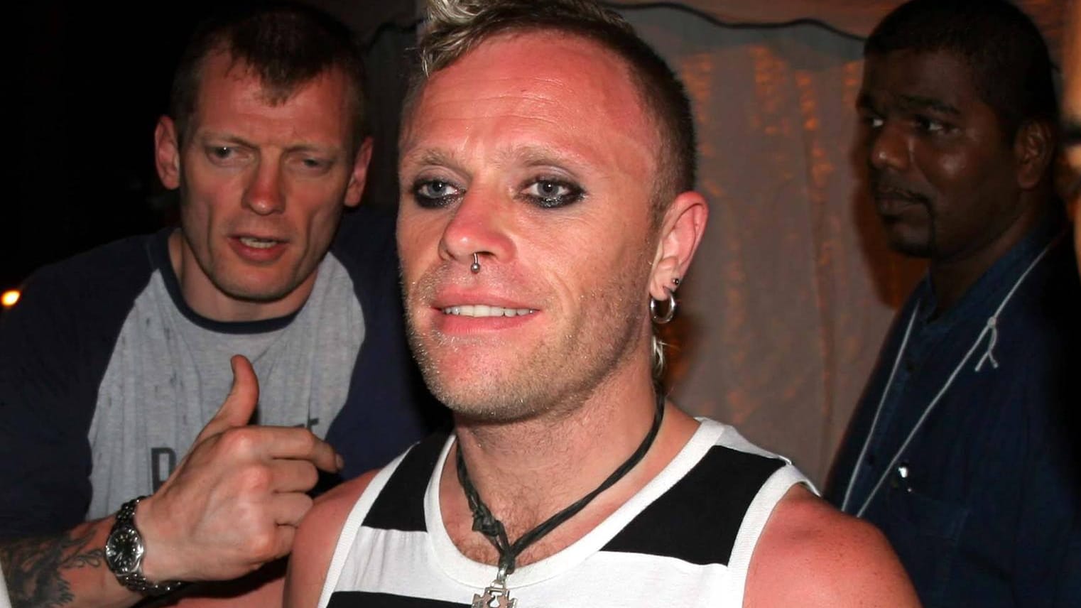 Keith Flint wurde am 17. September 1969 in England geboren und wuchs in London, später in Springfield, auf.