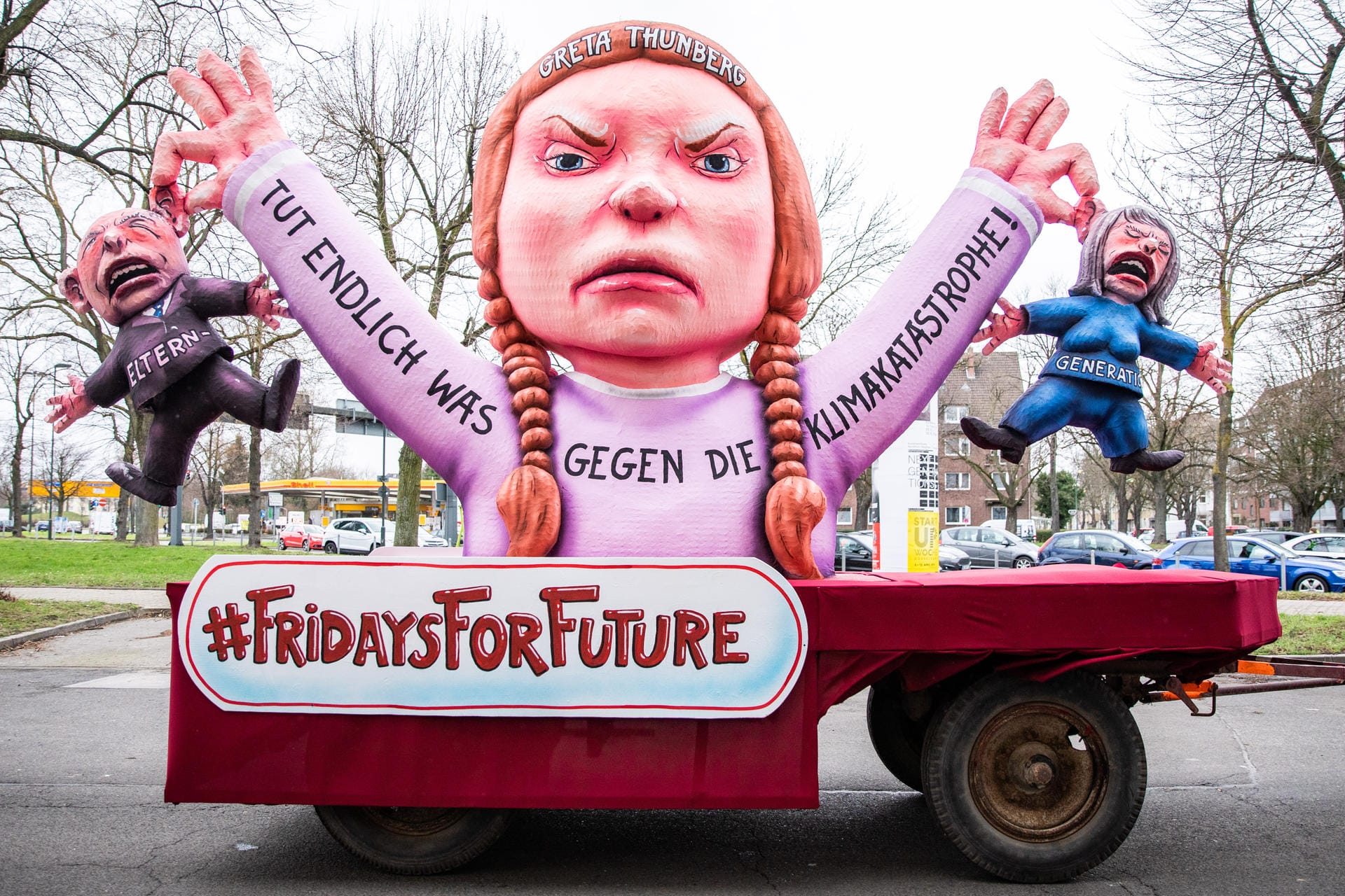 Die Klimaaktivistin: Erstaunlich gut trifft es in Düsseldorf die junge Klimaaktivistin Greta Thunberg – sie maßregelt selbst die Politik.