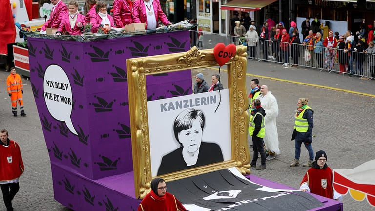 Die Kanzlerin: Die Kölner Narren schreddern das Bild der Bundeskanzlerin – Angela Merkel ist für sie sozusagen schon halb weg vom Fenster.