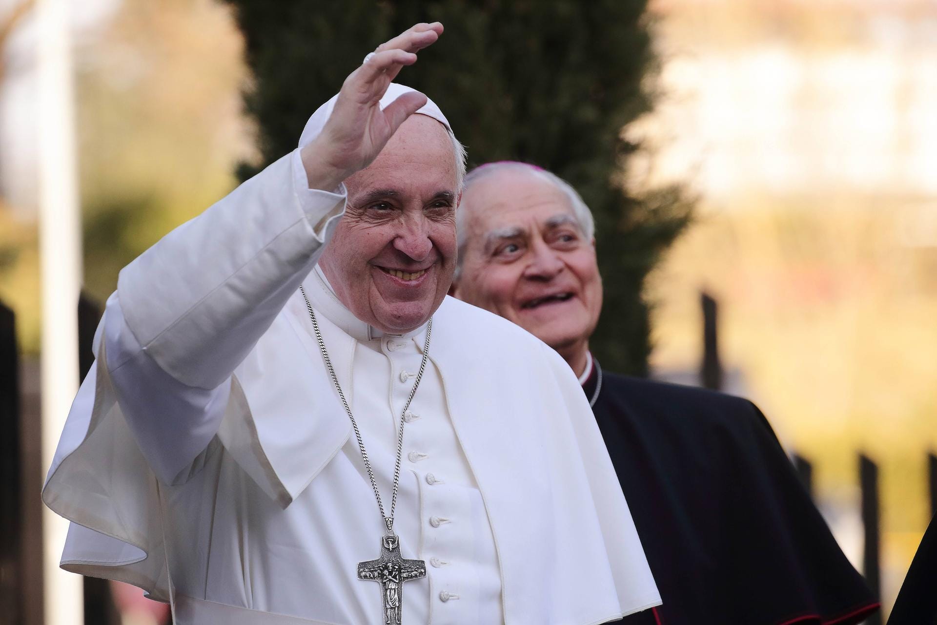 Papst Franziskus wurde als erster lateinamerikanischer Papst gefeiert und gehört dem Orden der Jesuiten an.