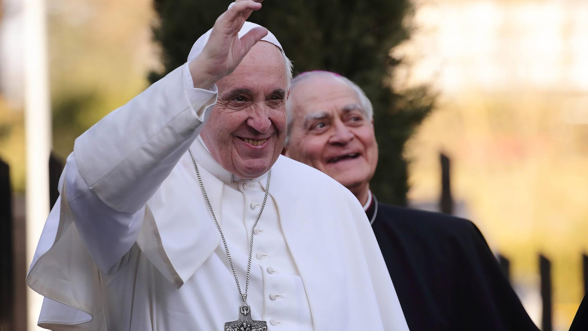 Papst Franziskus wurde als erster lateinamerikanischer Papst gefeiert und gehört dem Orden der Jesuiten an.