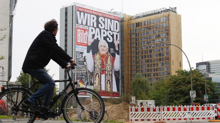 Das Plakat zeigt die Titelseite der "Bild"-Zeitung aus dem Jahr 2005. Joseph Aloisius Ratzinger wurde in diesem Jahr zum Papst gewählt – und nannte sich Benedikt XVI. Er war als achter deutscher Papst bis zum 28. Februar 2013 im Amt.
