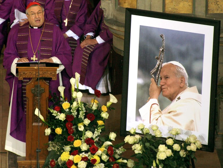 Papst Johannes Paul II. regierte 26 Jahre lang im Vatikan und wurde heilig gesprochen.