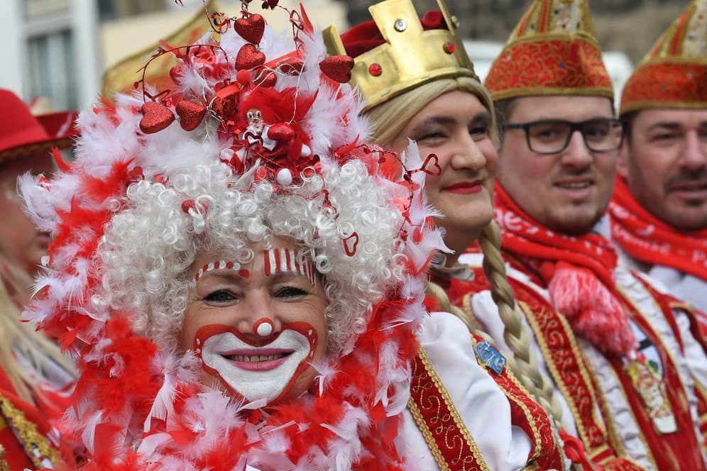 Karnevalisten beim Rosenmontagszug in Köln.