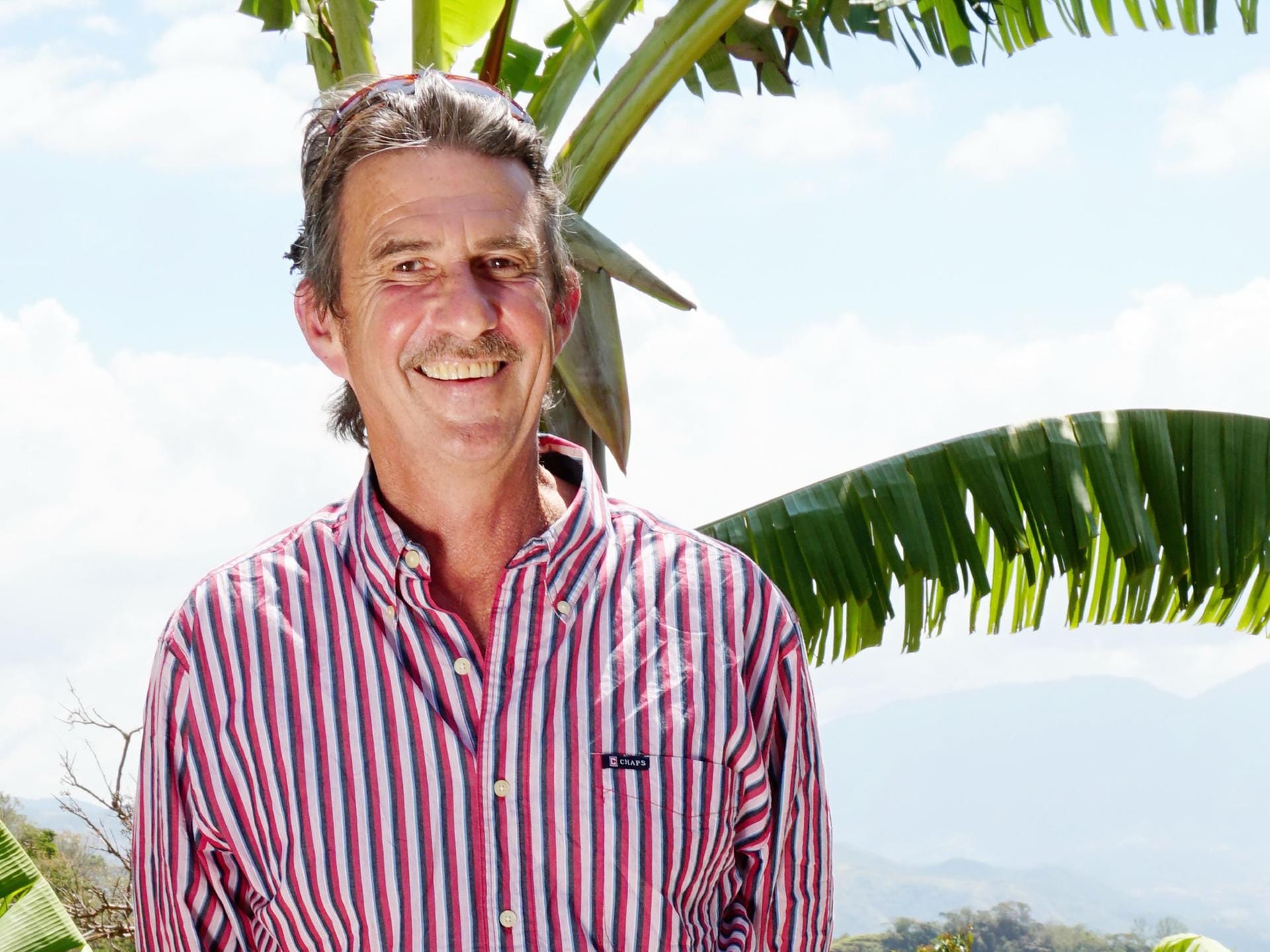 Tom betreut eine 7 Hektar große Kaffee- und Bananplantage: Er ist 59 Jahre alt.
