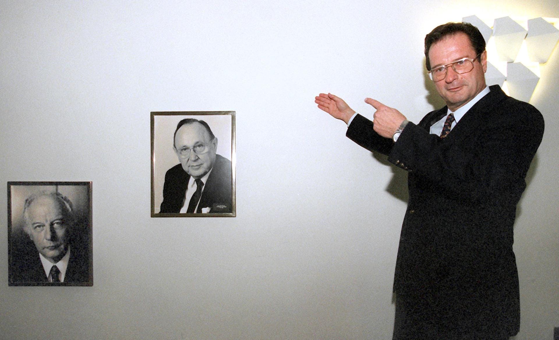 1998 in Bonn: Der damals scheidende Bundesaußenminister Klaus Kinkel zeigt auf "seinen Platz" in der "Ahnengalerie" an der Wand im Treppenaufgang des Ministerflügels im Auswärtigen Amtes neben den ehemaligen Außenminister Walter Scheel (li.) und Hans-Dietrich Genscher.