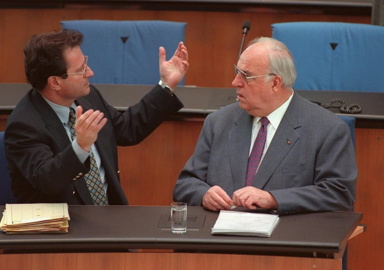 Klaus Kinkel unterhält sich 1996 gestenreich mit Helmut Kohl. Von 1992 bis 1998 war er Außenminister im Kabinett von Kohl.