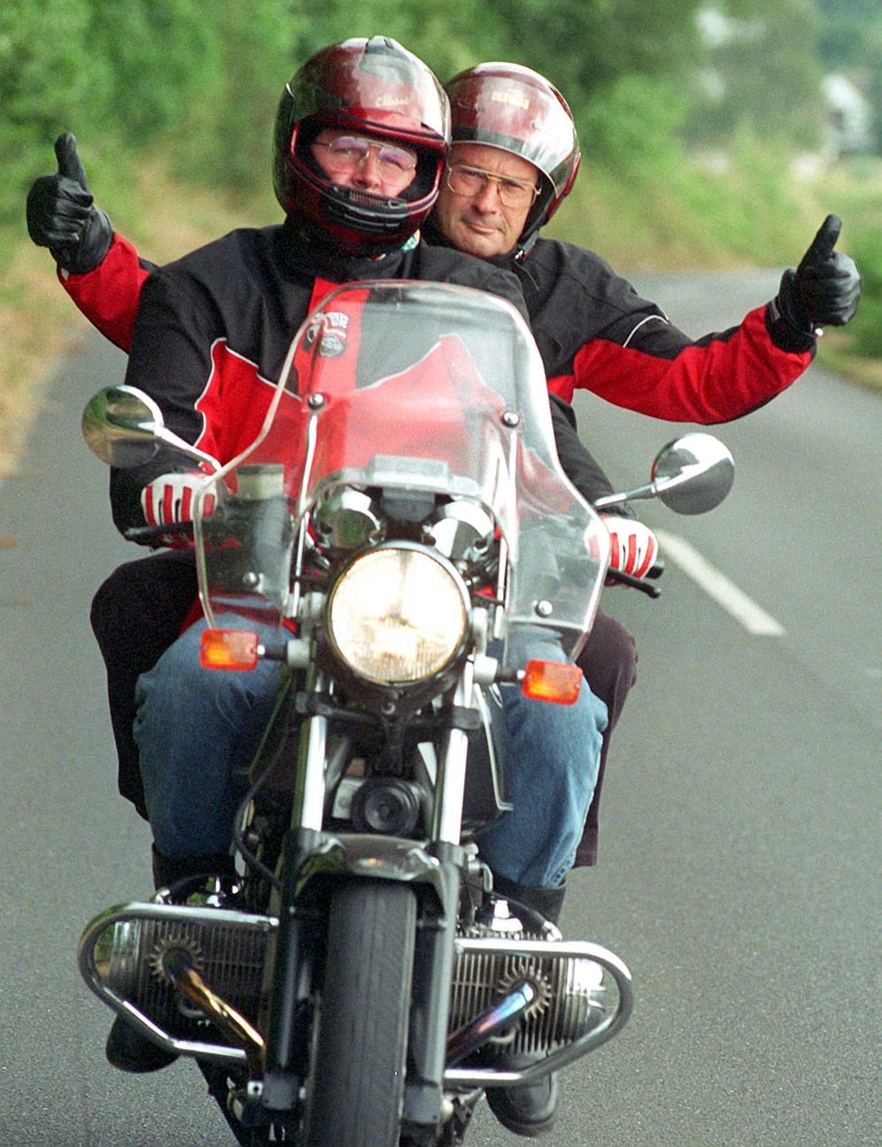 1998: Seinen Jugendtraum vom Motorrad fahren erfüllt sich der damalige Bundesaußenminister Klaus Kinkel (re.) mit Hilfe seines Pressesprechers Martin Erdmann auf einer kurvigen Strecke bei Bonn.