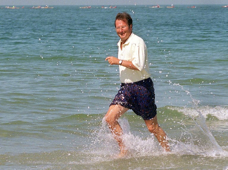 Urlaub in den Niederlanden 1998: Klaus Kinkel joggt am letzten Tag seines Sommerurlaubes an der südniederländischen Küste bei Haamstede, wo er ein Ferienhaus besitzt, durch die Brandung der Nordsee.