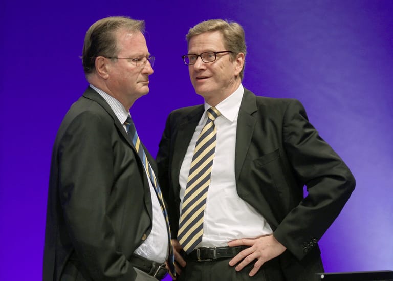 Klaus Kinkel 2011 mit seinem Nachfolger als Bundesaußenminister Guido Westerwelle. Westerwelle war von 2009 bis 2013 Außenminister.
