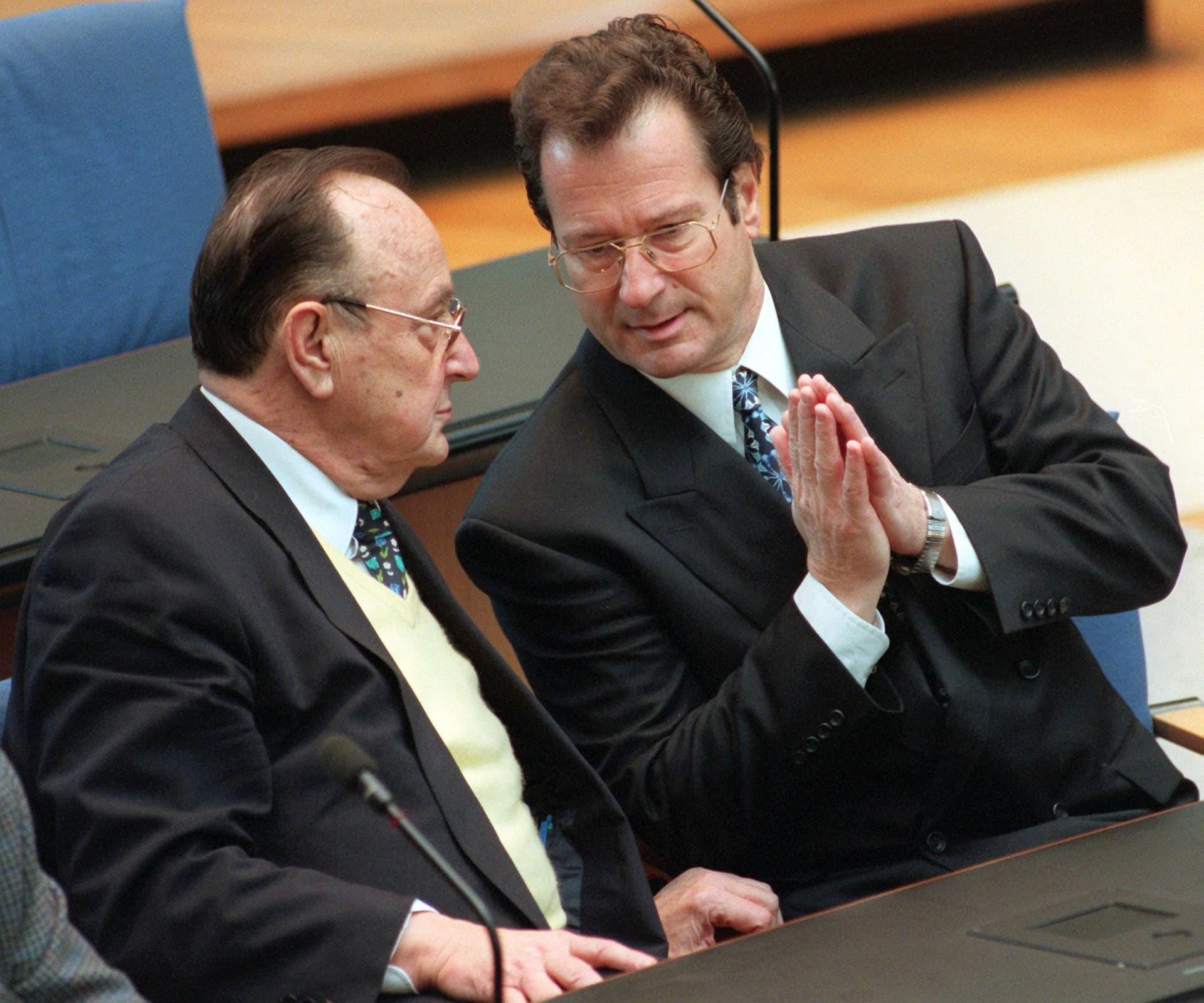 Klaus Kinkel trat 1992 die Nachfolge von Hans-Dietrich Genscher als Außenminister an. Hier sind beide 1997 beim 70. Geburtstag von Genscher zu sehen.