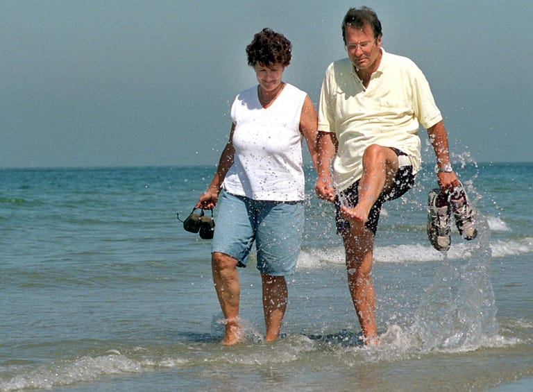 1998: Gemeinsam mit seiner Frau Ursula spaziert der damalige Bundesaußenminister Klaus Kinkel durch die Brandung.