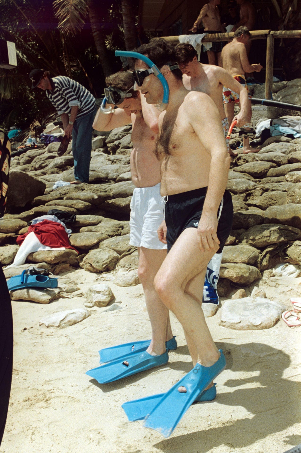 1993 in Australien: Der damalige Bundesaußenminister Klaus Kinkel (re.) und sein australischer Amtskollege Garreth Evans sind auf einer kleinen Insel vor Cairns auf dem Weg zum Schnorcheln am Great Barrier Reef.