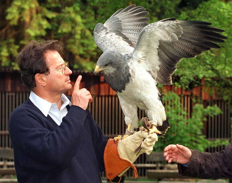 1998 im Wildpark Hellenthal in Nordrhein-Westfalen: Mit erhobenem Zeigefinger spricht Kinkel mit dem 32-jährigen Kordillerenadler Tanja.