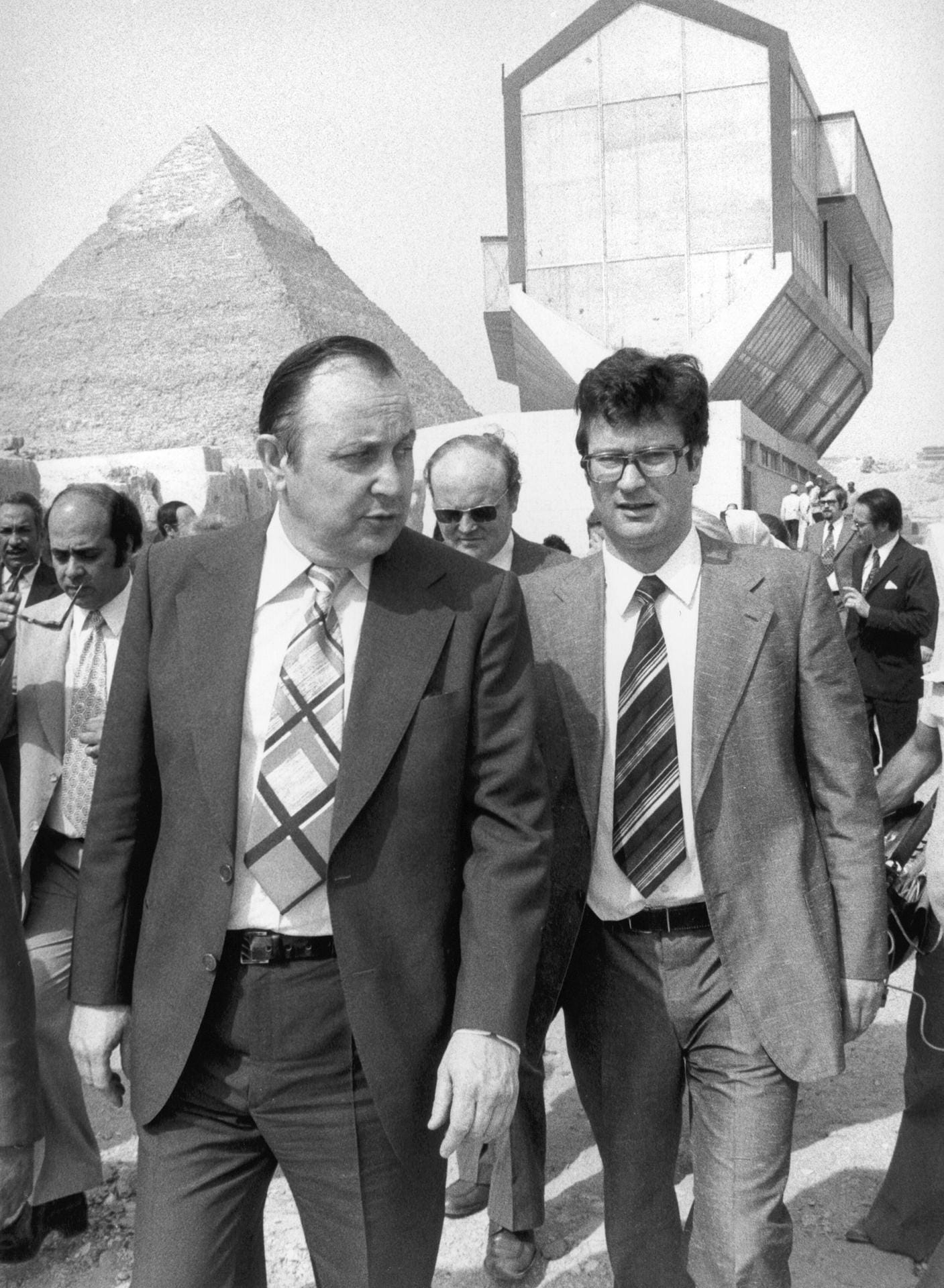 1975 in Ägypten: Außenminister Hans-Dietrich Genscher besucht die Pyramiden von Gizeh. Mit dabei auch Klaus Kinkel (re.) der damals Leiter des Leitungsstabes des Auswärtigen Amtes war.