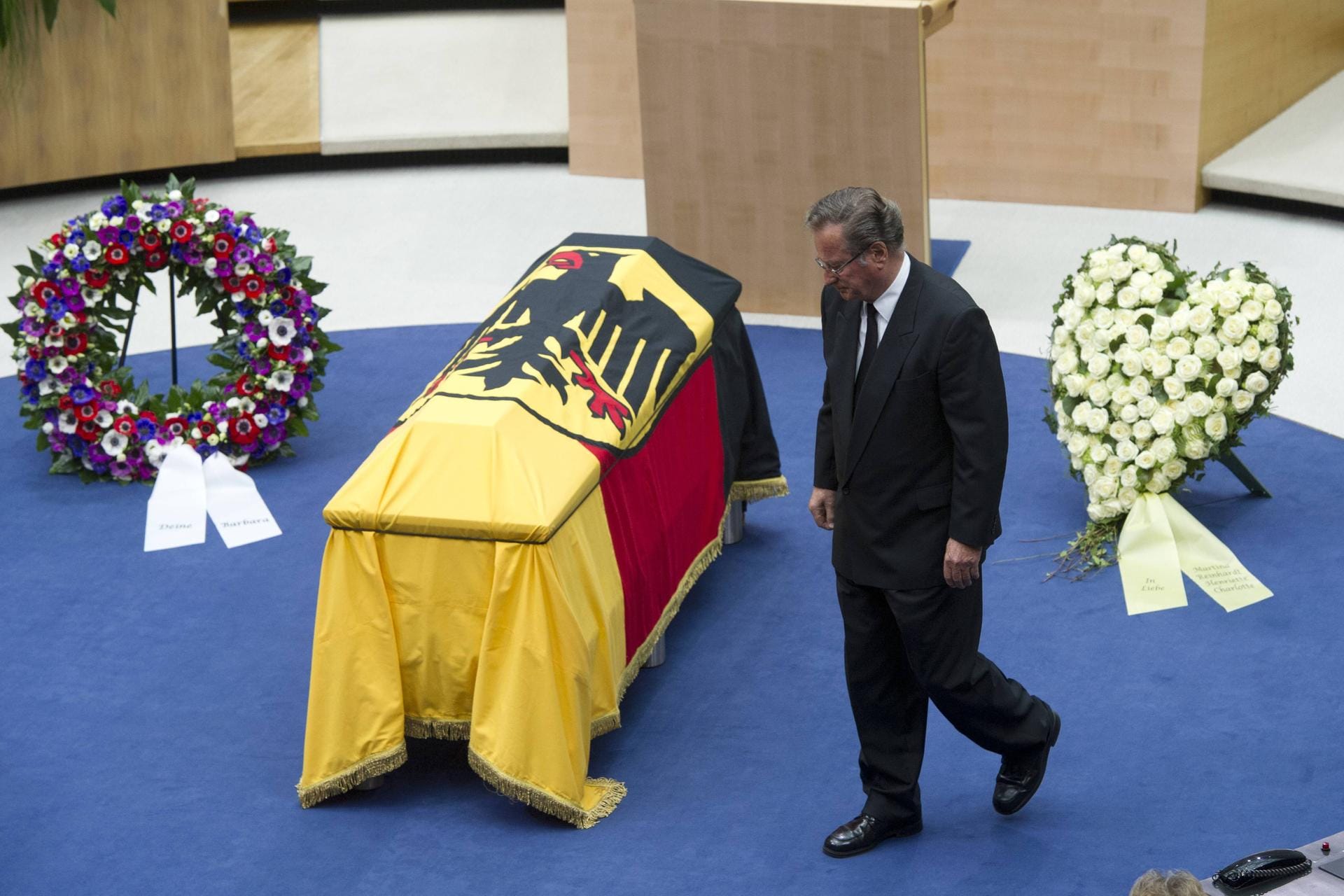 2016 in Bonn: Klaus Kinkel verneigt sich beim Staatsakt im ehemaligen Bundestag in Bonn vor dem Sarg von Hans-Dietrich Genscher .