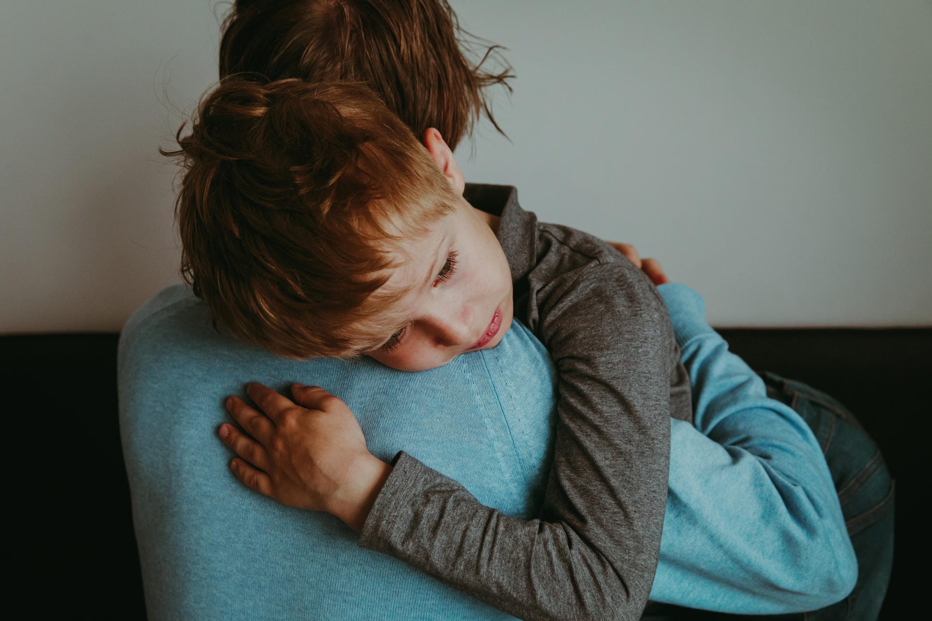 Trauerndes Kind: Muss ein Kind mit einem Trauerfall umgehen, sind Ehrlichkeit und Zuwendung wichtig.