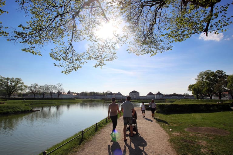 Spaziergang in der Sonne: Auch in der Trauer sollten Sie sich nicht im Haus verschanzen – frische Luft und Sonnenstrahlen können helfen.