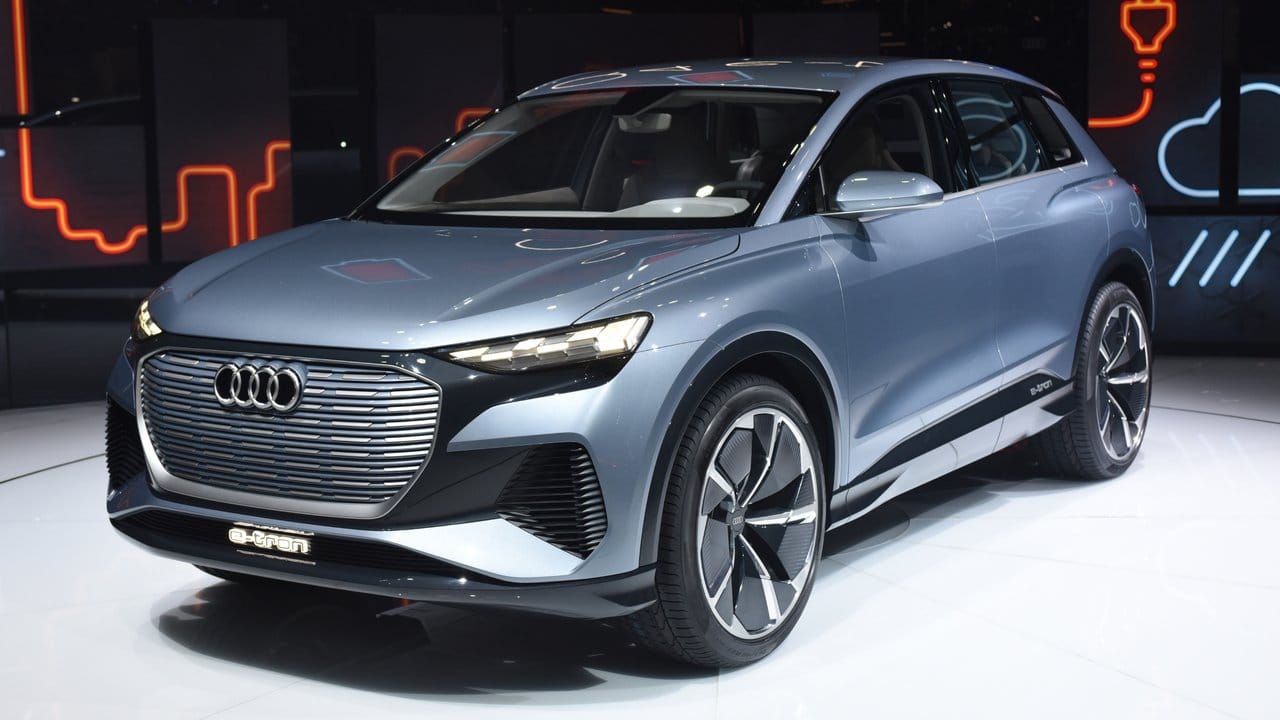Audi gibt in Genf mit dem Q4 e-tron concept einen Vorgeschmack auf das Serienmodell eines Elektro-SUVs.
