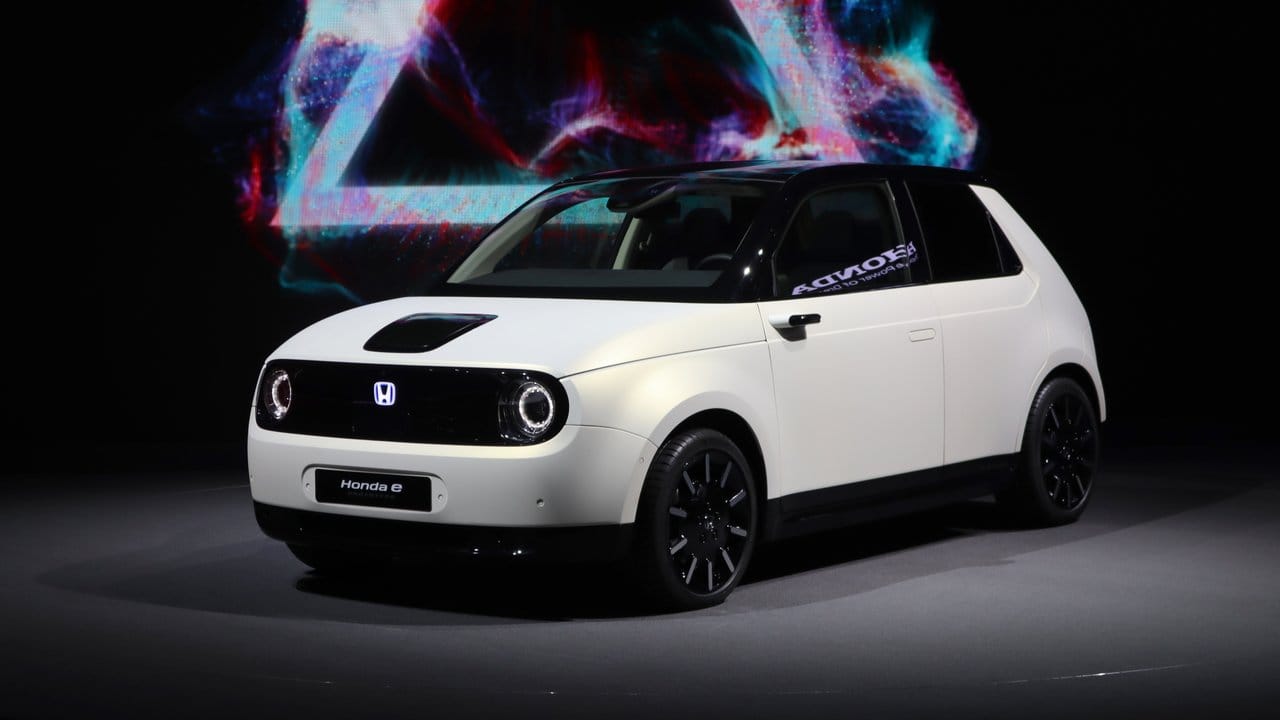 Niedlich, oder? Honda steht in Genf mit dem elektrischen Prototypen "e" für eine neue Welle günstigerer Elektroautos, die bald anrollen soll.