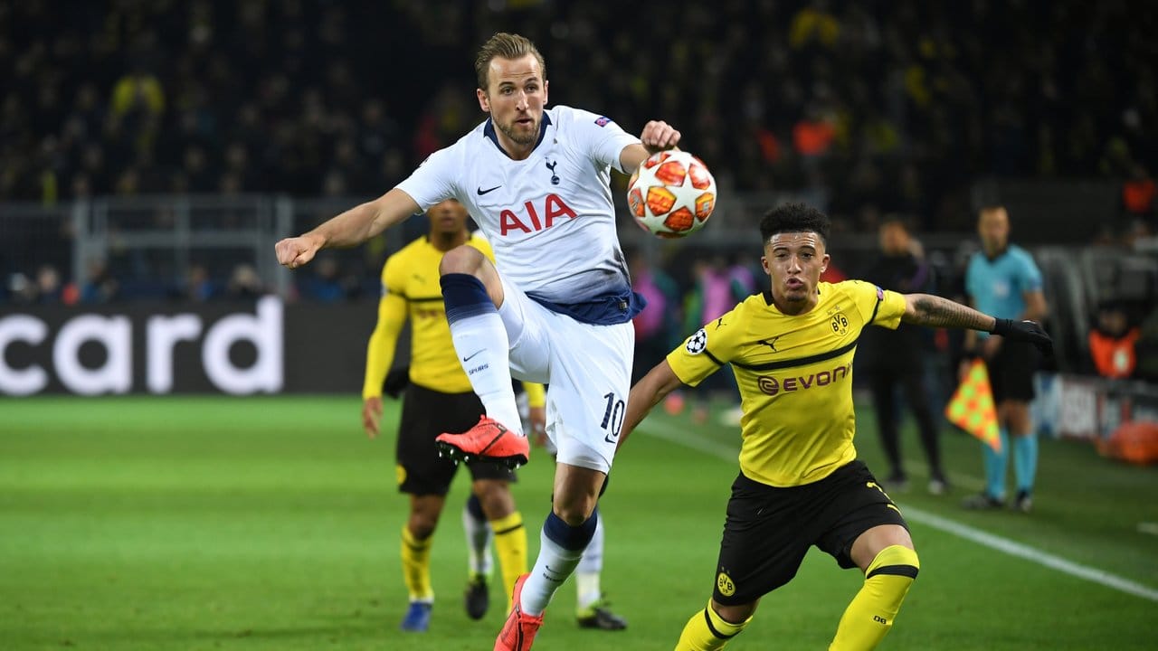 Tottenhams Harry Kane (l) setzt sich gegen Jadon Sancho von Borussia Dortmund durch.