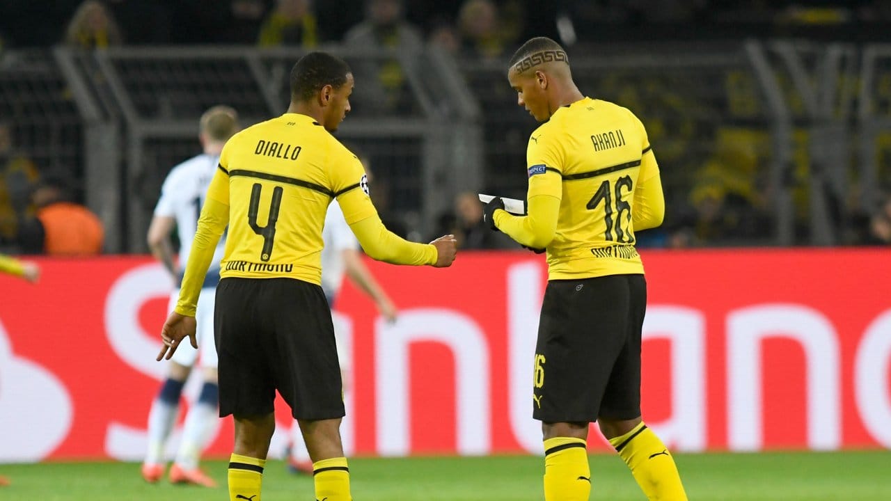 Dortmunds Abdou Diallo (l) gibt einen Zettel mit Anweisungen an Manuel Akanji weiter.