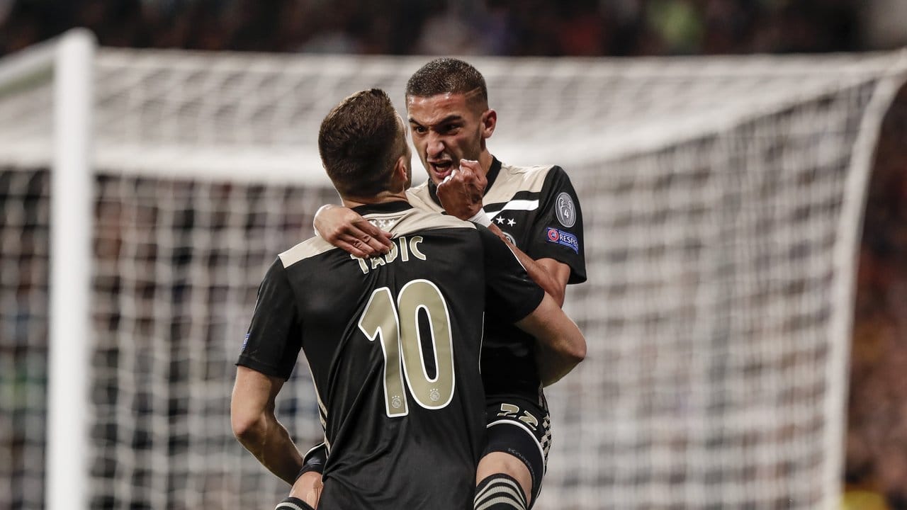 Hakim Ziyech (r) von Ajax Amsterdam freut sich über sein Eröffnungstor im Spiel gegen Real Madrid.
