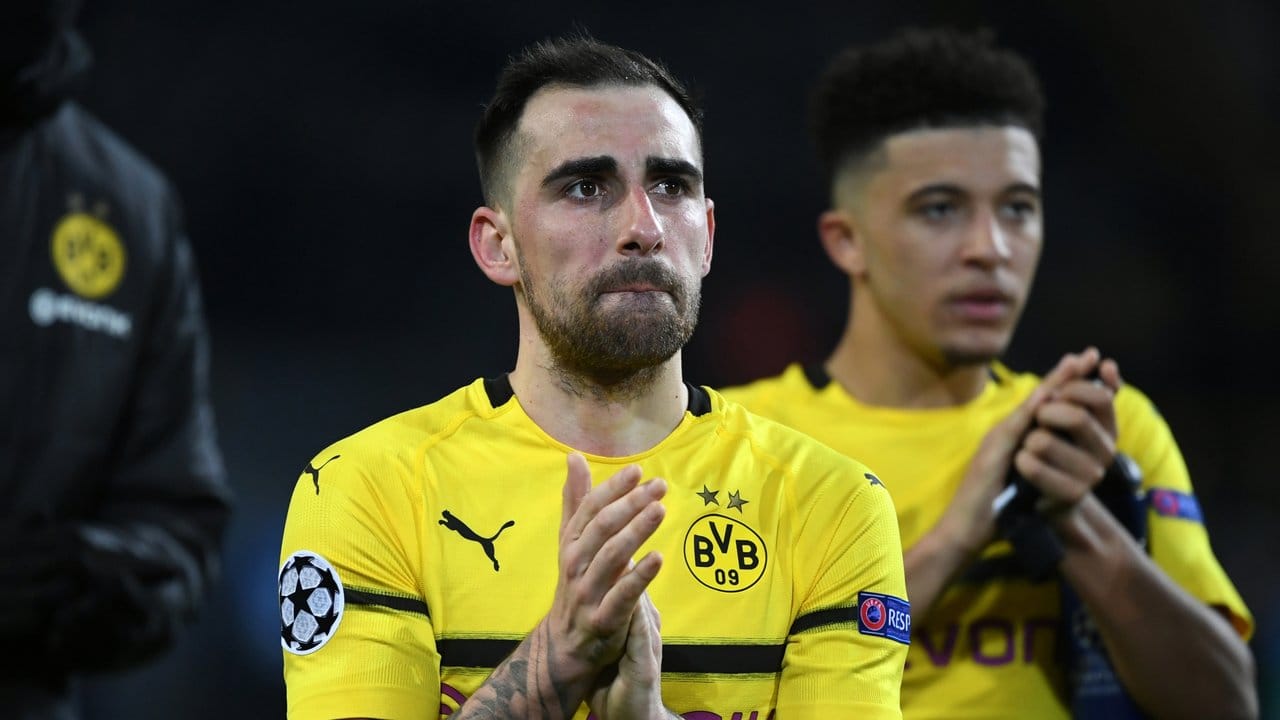 Dortmunds Paco Alcacer (l) steht die Enttäuschung ins Gesicht geschrieben.