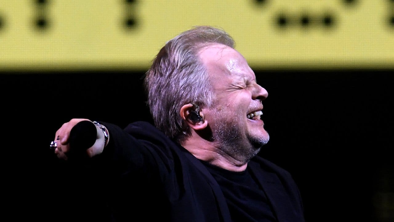 Singt ihr mal: Herbert Grönemeyer beim Tourauftakt in Kiel. Singt ihr mal: Herbert Grönemeyer beim Tourauftakt in Kiel.