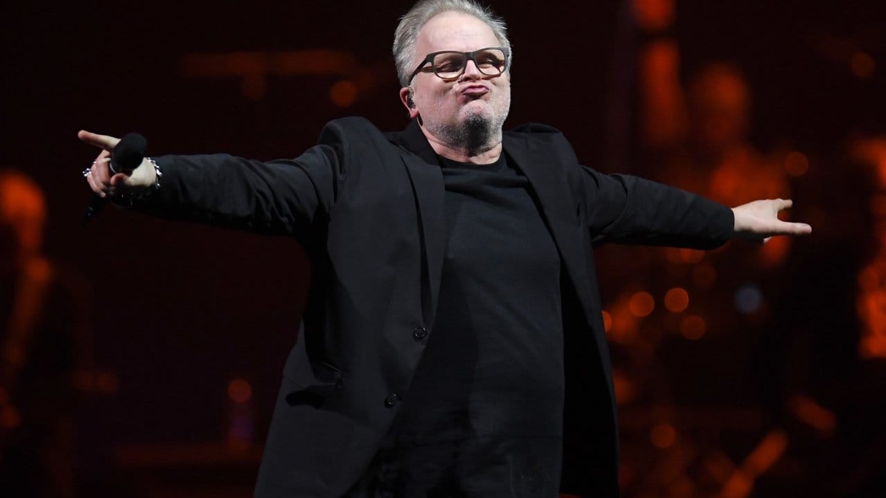 Herbert Grönemeyer umarmt sein Publikum. Herbert Grönemeyer umarmt sein Publikum.