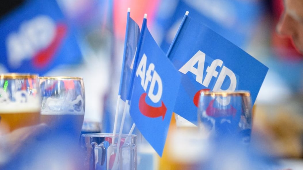 Fähnchen und Biergläser bei der AfD im bayrischen Osterhofen. Fähnchen und Biergläser bei der AfD im bayrischen Osterhofen.