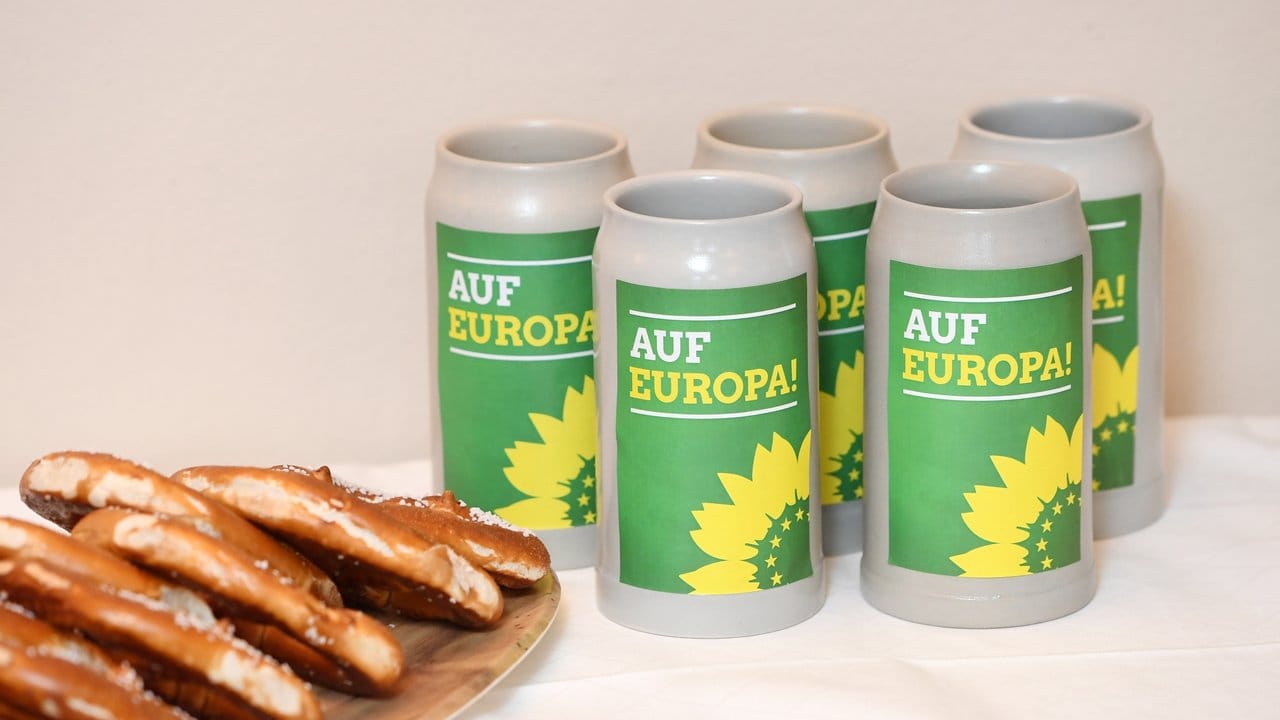 Bierkrüge mit der Aufschrift "Auf Europa!" beim politischen Aschermittwoch von Bündnis 90/Die Grünen in München.