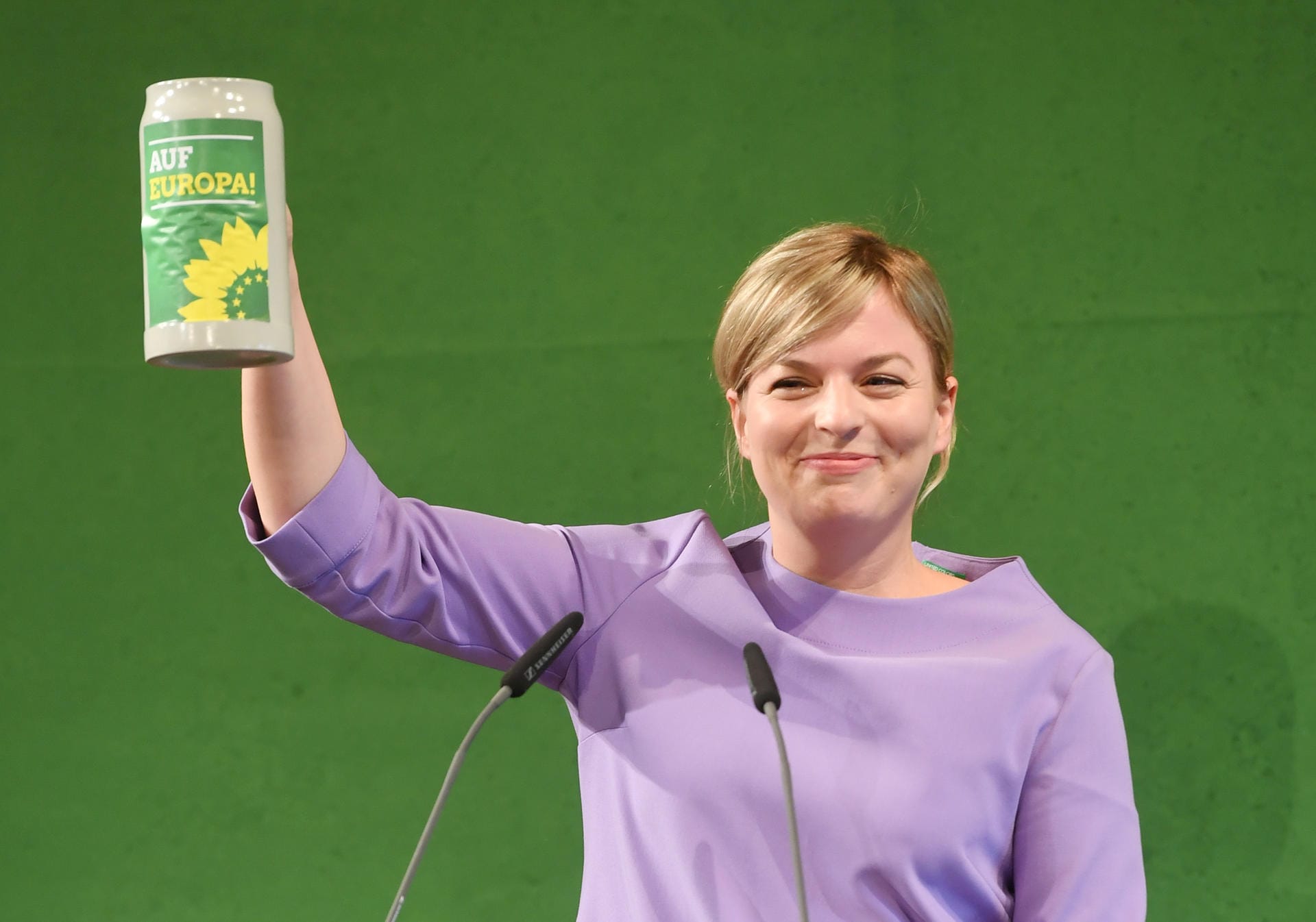 Auch die Fraktionsvorsitzende der Grünen, Katharina Schulze, wunderte sich: "Warum tut Söder so grün? Er will jetzt alles grüner machen. Ich warte ja nur darauf, dass er irgendwann pressewirksam in Latzhose, Jesuslatschen und mit Jutebeutel in die Staatskanzlei marschiert."