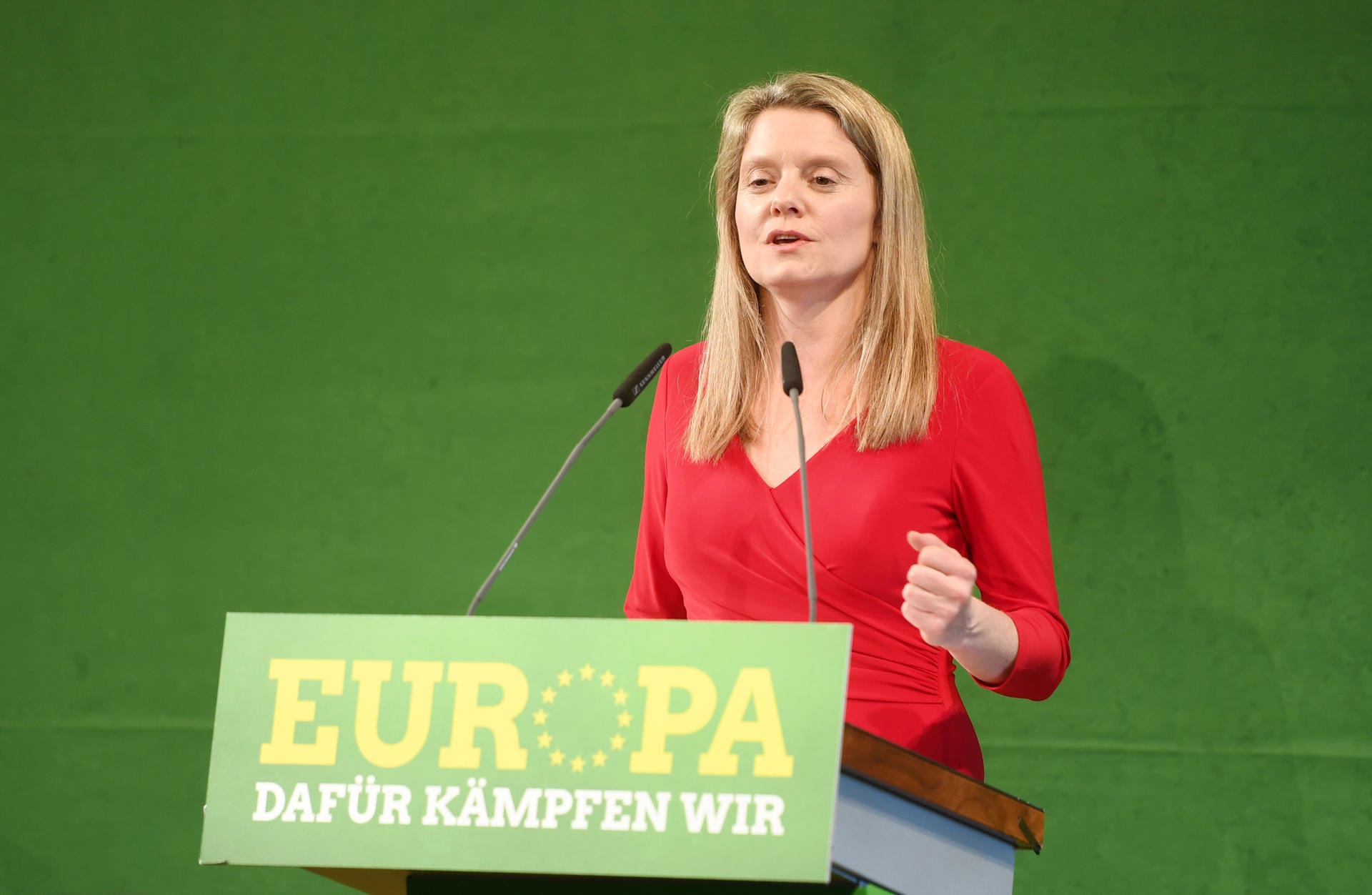 Henrike Hahn, die bayerische Spitzenkandidatin der Grünen zur Europawahl, machte sich beim Treffen in München über die CSU lustig: "Die CSU ergrünt, ohne zu erröten."