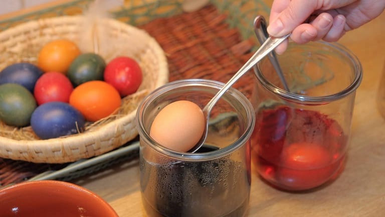 Eier färben: Mit Petersilie oder Spinat können Sie Eiern eine grüne Farbe verleihen.