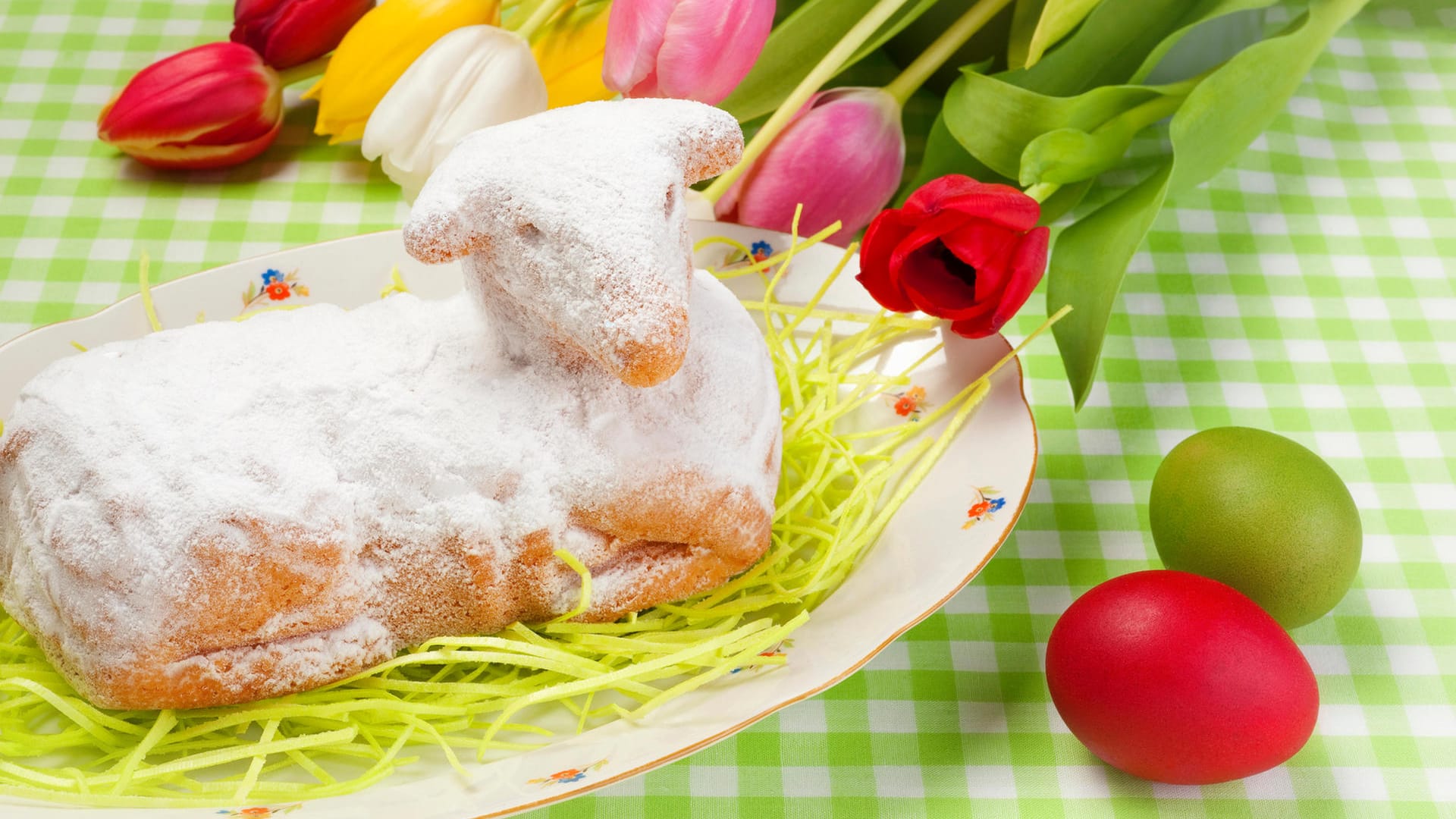 Osterlamm: Besonders aromatisch gelingt es, wenn Sie es mit Eierlikör zubereiten.