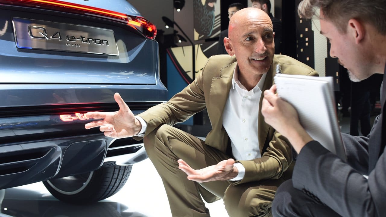 Paolo Tumminelli im Gespräch mit Redakteur Peter Löschinger über Audis Q4 e-tron concept.