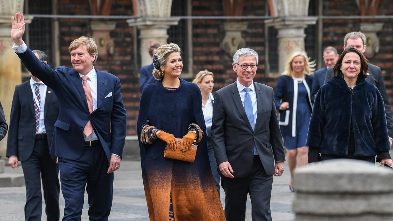 Das niederländisches Königspaar Willem-Alexander (l-r) und Máxima mit dem Bremer Bürgermeister Carsten Sieling (SPD) in der Hansestadt. Das niederländisches Königspaar Willem-Alexander (l-r) und Máxima mit dem Bremer Bürgermeister Carsten Sieling (SPD) in der Hansestadt.