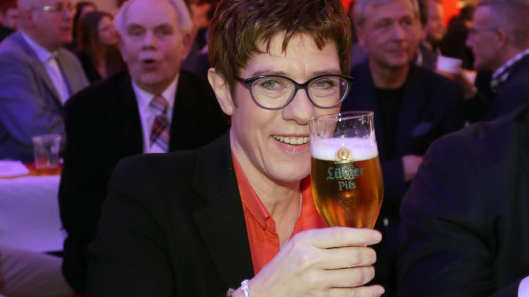 Prost: Annegret Kramp-Karrenbauer beim Politischen Aschermittwoch der CDU in Demmin in Mecklenburg-Vorpommern.