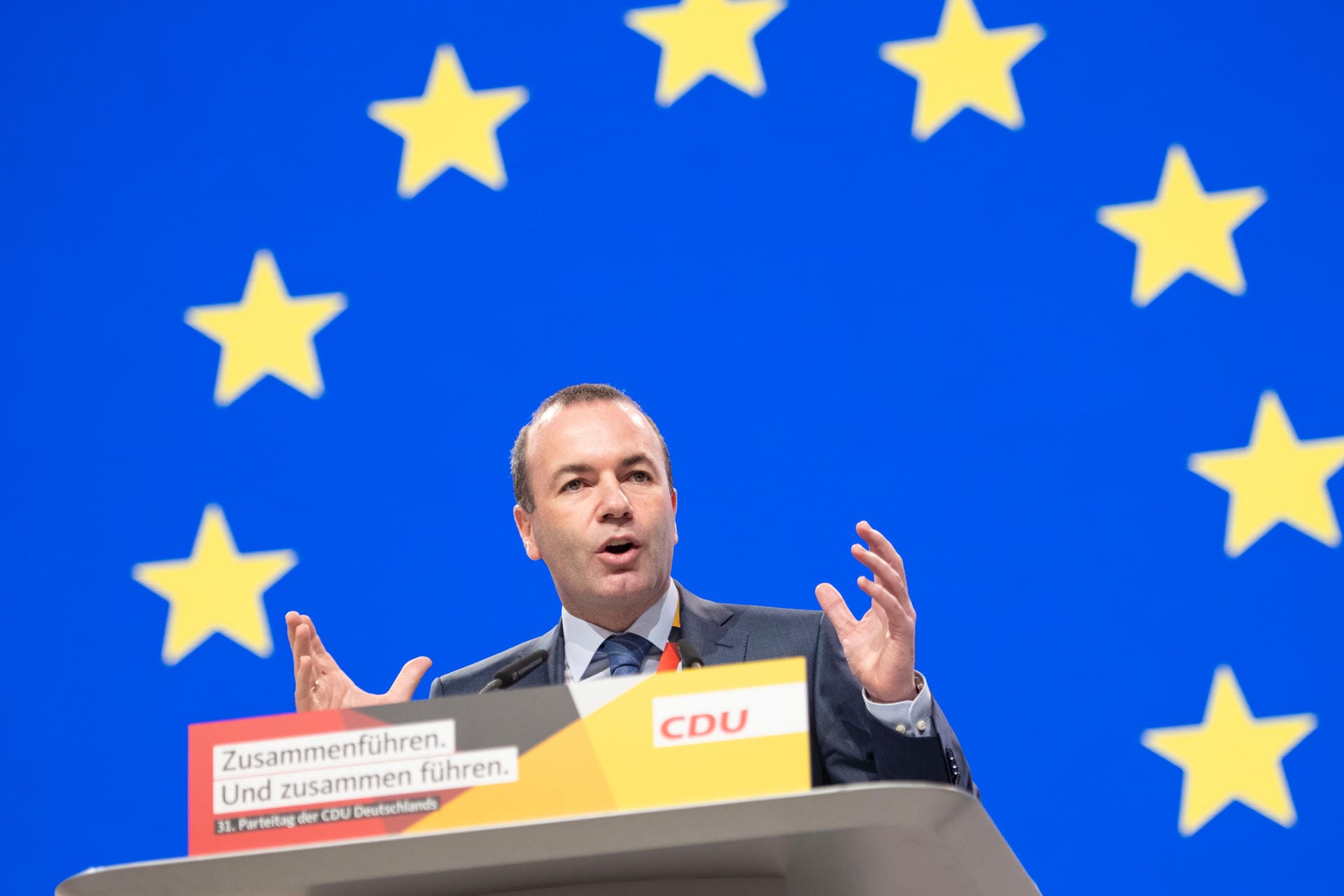 Manfred Weber (CSU) tritt für CDU und CSU als gemeinsamer Spitzenkandidat an. Er ist zugleich Spitzenkandidat der europäischen Konservativen (EVP) und damit der aussichtsreichste Anwärter auf den Posten des Kommissionspräsidenten.