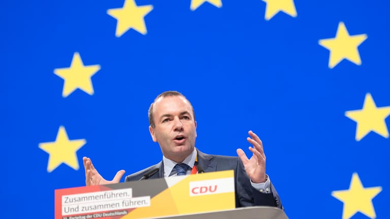 Manfred Weber (CSU) tritt für CDU und CSU als gemeinsamer Spitzenkandidat an. Er ist zugleich Spitzenkandidat der europäischen Konservativen (EVP) und damit der aussichtsreichste Anwärter auf den Posten des Kommissionspräsidenten.