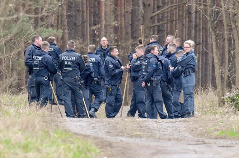 Die Polizei ist in Brandenburg mit einer Hundertschaft im Einsatz.