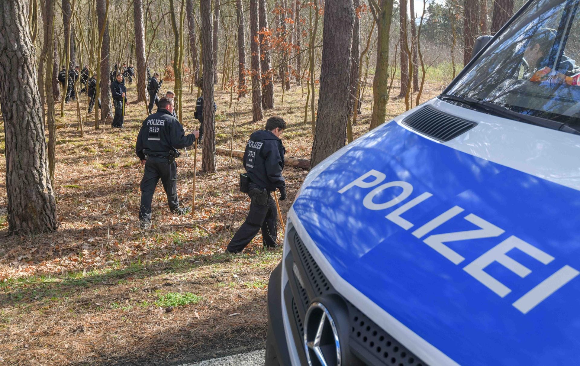 Im Fall Rebecca durchkämmt eine Hundertschaft der Berliner Polizei in Brandenburg ein Waldstück.