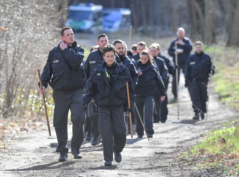 Polizisten auf dem Weg zum Sucheinsatz bei dem Waldstück nahe Storkow in Brandenburg.